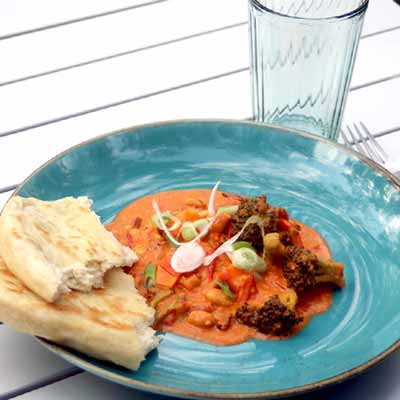 Frisch aus dem Topf. Das fertige Kokos-Erdnuss-Gem&uuml;se mit frisch gebackenem Naan.