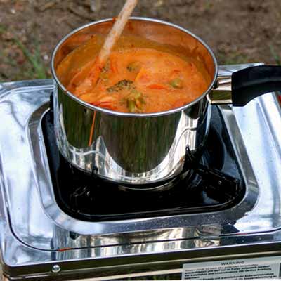 Die Kokos-Erdnuss-Sauce 10 Minuten bei mittlerer Hitze k&ouml;cheln lassen