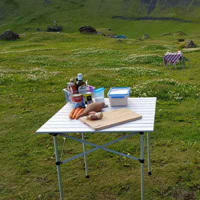 Vorbereitungen f&uuml;r das asiatisches Kokos-Erdnuss-Gem&uuml;se auf dem Campground der Westm&auml;nner Inseln