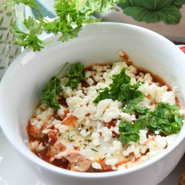 Shakshuka - Mit zerbröseltem Käse und Petersilie bestreuen