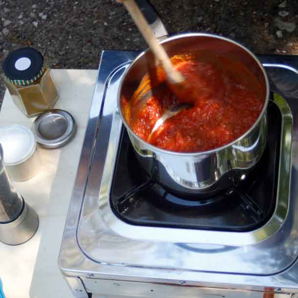 Shakshuka - Tomaten dazugeben, aufkochen und einreduzieren.