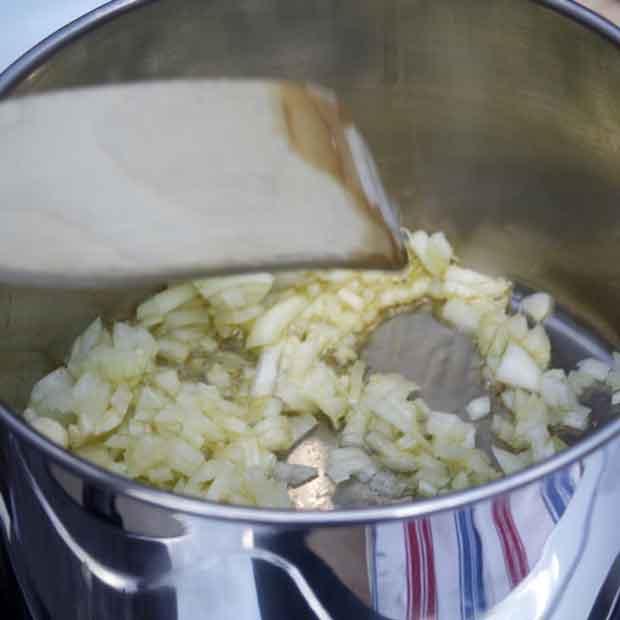 Shakshuka - Zwiebel und  Knoblauch mit Zucker in Olivenöl glasig dünsten