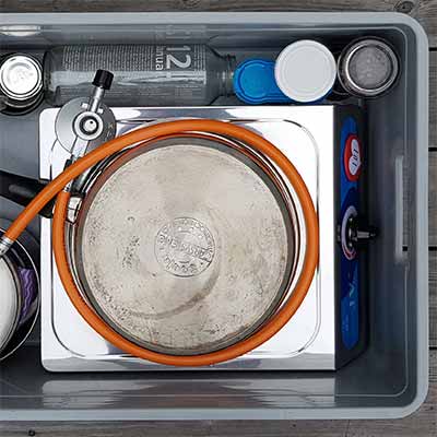 Campingkocher JV Cago verstaut in der "Euro-Küchenbox " unter der Pfanne