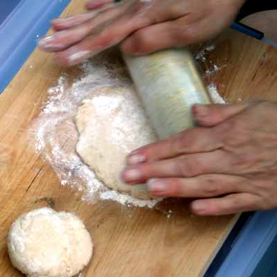 Quesadillas - Das Ausrollen funktioniert auch mit einer kleinen Glasflasche statt eines Nudelholzes