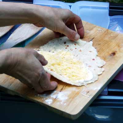 Gef&uuml;llte Quesadillas mit den Basiszutaten und nach Belieben weiteren Zutaten f&uuml;llen