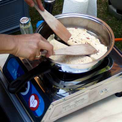 Gef&uuml;llte Quesadillas bei mittlerer Hitze f&uuml;r 1-2 Minuten von jeder Seite erneut anbraten