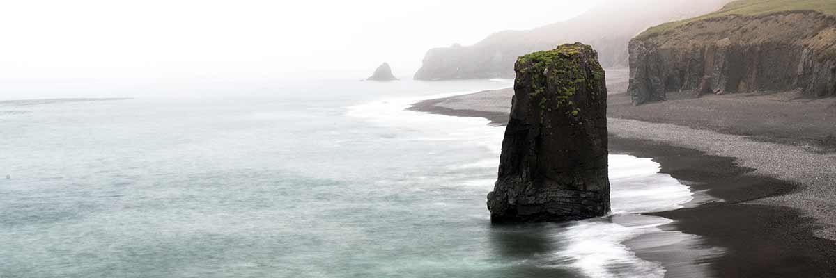 Der L&aelig;kjavik Strand mit dem Stapinn Felsen