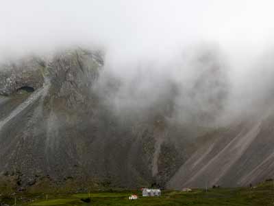 H&auml;user am Fu&szlig;e des verh&uuml;llten Eystrahorns