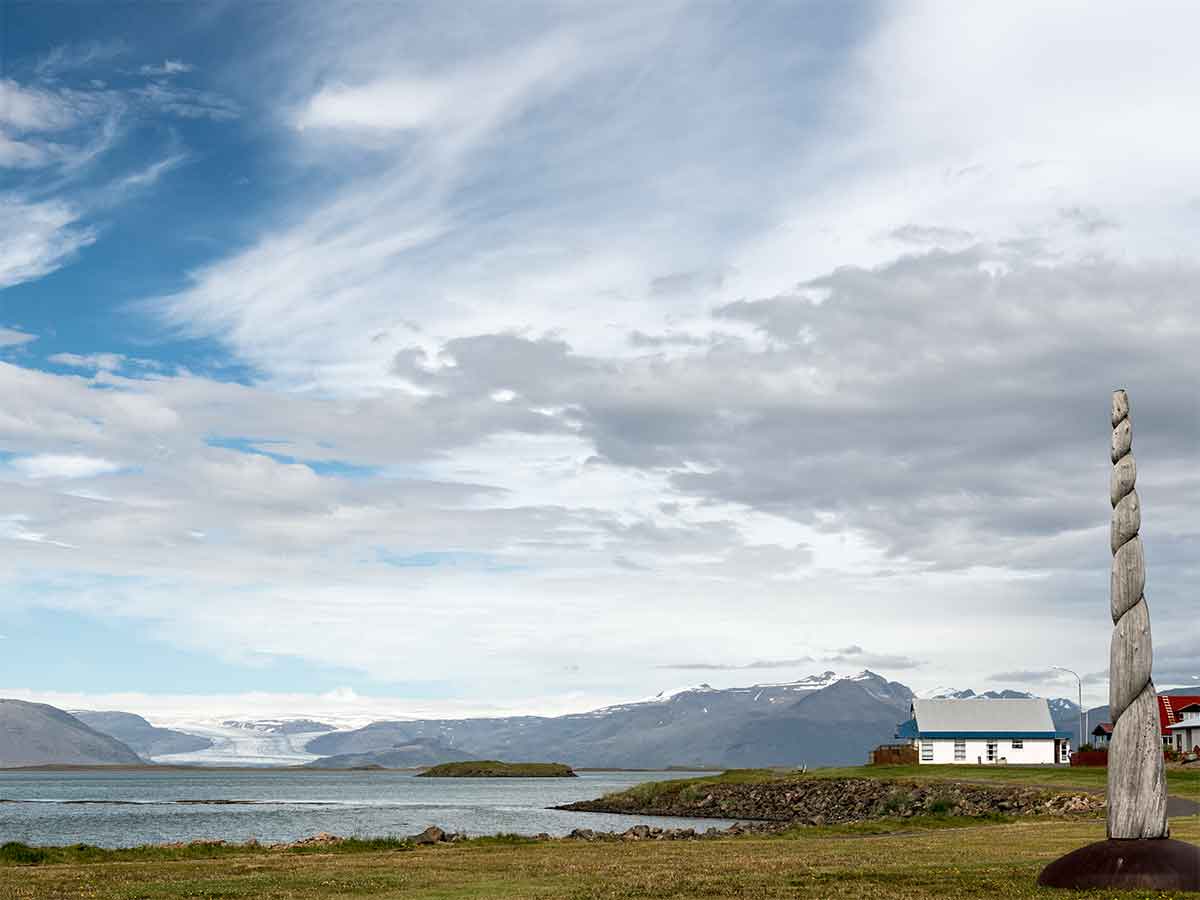 H&ouml;fn. Blick &uuml;ber das Meer auf den Fl&aacute;aj&ouml;kull einem
                Ausl&auml;ufer des Vatnaj&ouml;kull