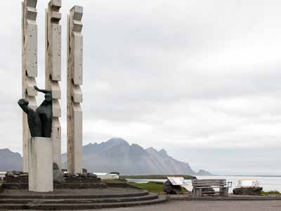 Aussichtspunkt in H&ouml;fn mit Blick auf das
                Vestrahorn