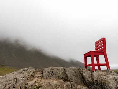 Ein roter Stuhl im Nirgendwo