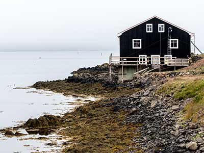 Renovierungsarbeiten am Haus im Hafen von Dj&uacute;pivogur