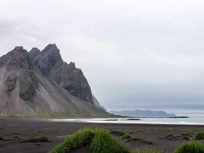 Schwarzer Strand und der imposante Klifatindur auch Batman-Berg
                genannt