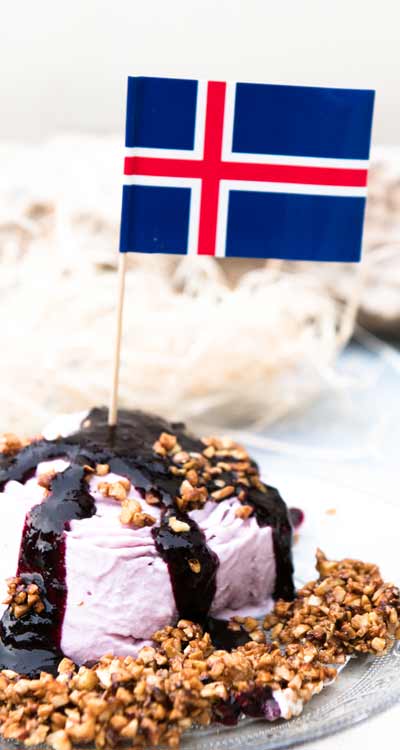 FFrozen Skyr Vulkan mit einer Eruption aus Blaubeersauce und Mandelkrokant Lava