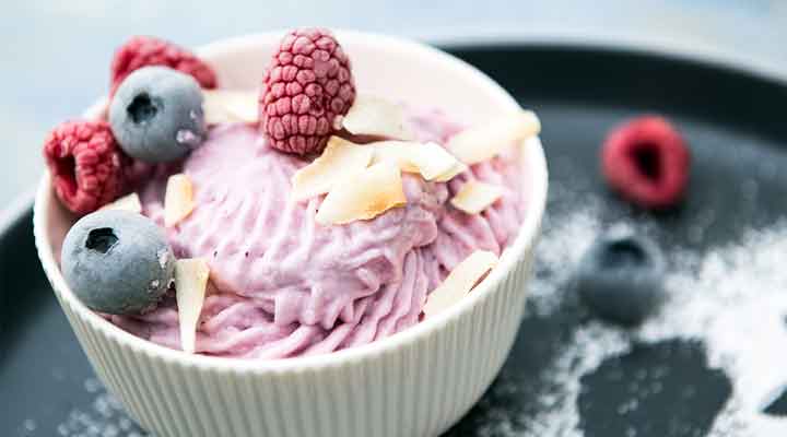 Frozen Skyr garniert Kokosflocken und Fr&uuml;chten | Rezept