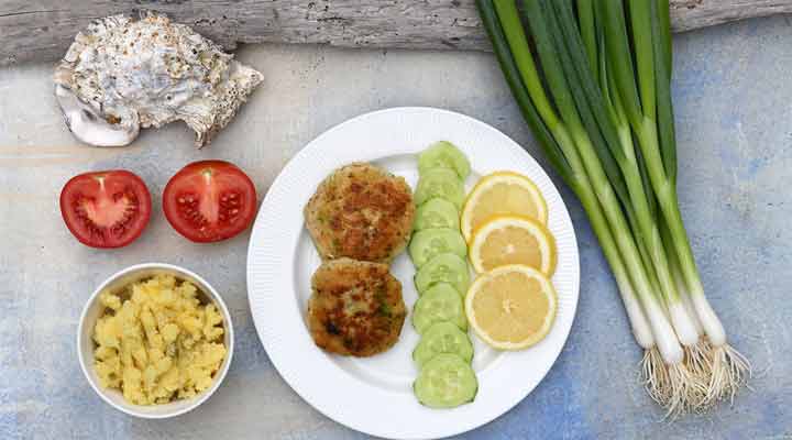 Eine schnelle Mahlzeit sind selbst gemachte Fischfrikadellen. Goldbraun und knusprig  schmecken sie nicht nur als Burger sondern auch zusammen mit...