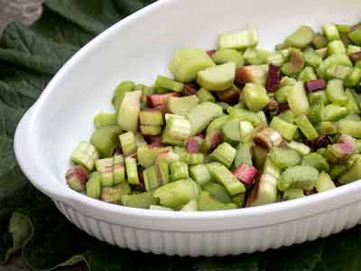 Rhabarber putzen, sch&auml;len und in grobe St&uuml;cke schneiden