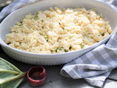 Streusel auf dem Rhabarber verteilen