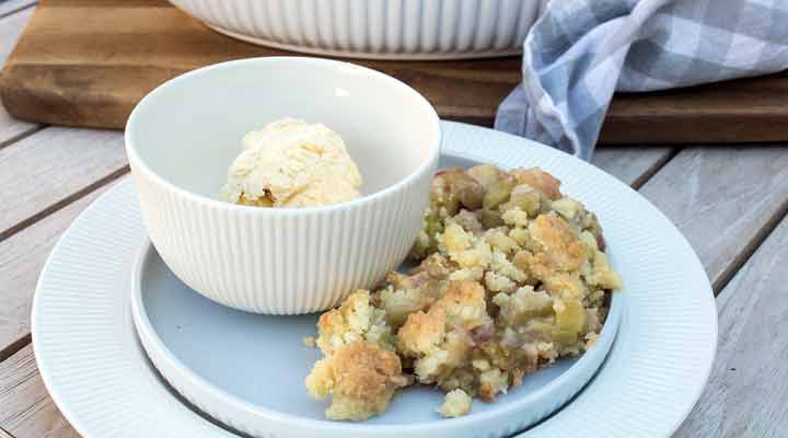 Dicke Rhabarberstauden findet man in Island in nahezu jedem Garten.  Frisch geerntet, &uuml;berbacken mit s&uuml;&szlig;en Streuseln, serviert mit einer Kugel Eis  ist dieses...