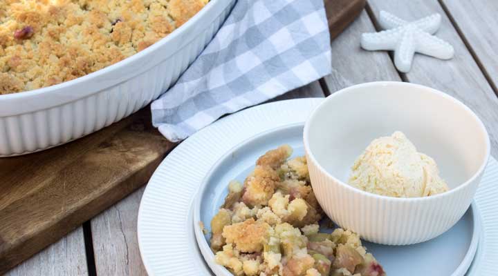 Dicke Rhabarberstauden findet man in Island in nahezu jedem Garten.  Frisch geerntet, &uuml;berbacken mit s&uuml;&szlig;en Streuseln, serviert mit einer Kugel Eis  ist dieses...