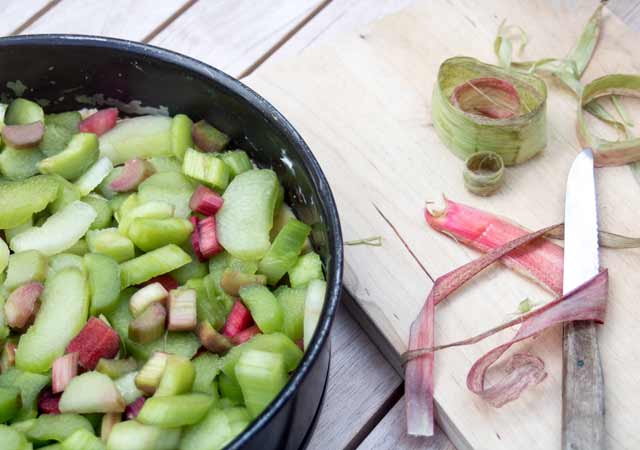 Den Rhabarber auf dem Teig verteilen.