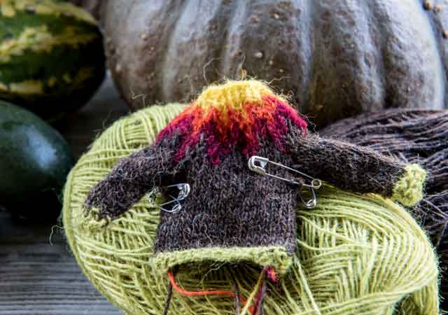 Mini-Lopapeysa: Die Maschen am Unterarm im Maschenstich schlie&szlig;en