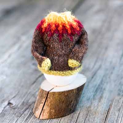 Mini-Pullover Lopapeysa Modell Fagradalsfjall als Eierwärmer