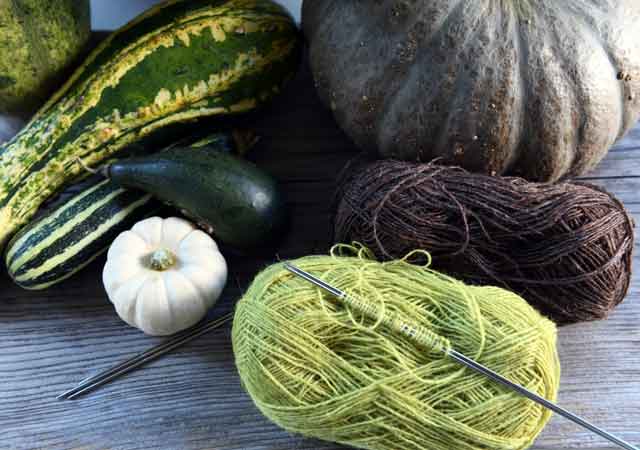 Mini-Lopapeysa: Maschen in doppelter Nadelst&auml;rke anschlagen