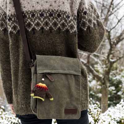 Mini-Pullover Lopapeysa Modell Fagradalsfjall als Taschenbaumler