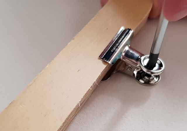 Island Adventskalender: Die Klemme bei der Montage aufspreizen