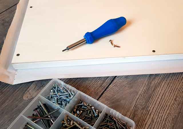 Island Adventskalender: Die R&uuml;ckwand verschrauben