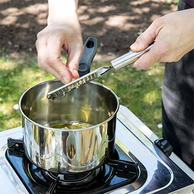 Den Knoblauch kann man schnell auch mit der Hand fein reiben.