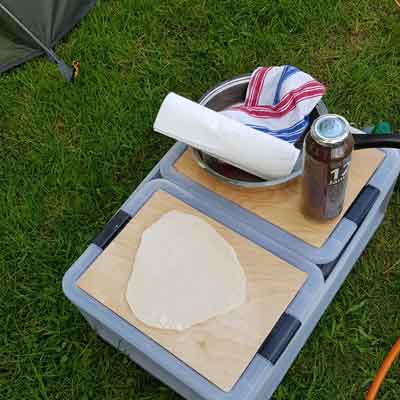 Naan. Fladen ca. 1 cm dick ausrollen.