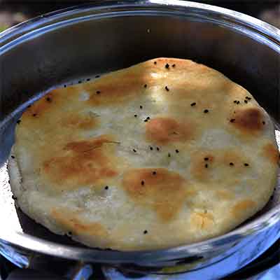 Den Fladen wenden und auf der anderen Seite knusprig braten.
