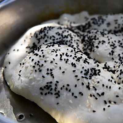 Das Naan mit ausreichend Olivenöl knusprig anbraten bzw. backen