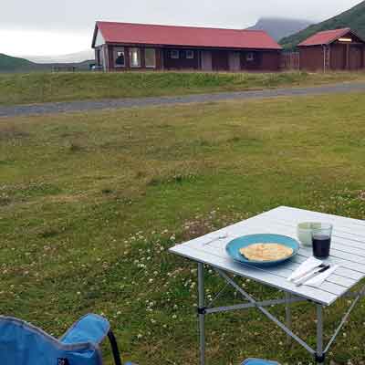 Fertiges Naan genießen - wie hier im Sommer 2020 auf dem Campingplatz Svinafell