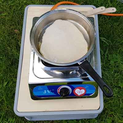 Den Fladen in einer Pfanne auf mittlerer Hitze ein paar Minuten braten bzw. backe