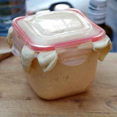 Manchmal passiert so etwas. Um das zu verhindern den Teig immer mal wieder durchkneten - oder eine größere Box verwenden ;)