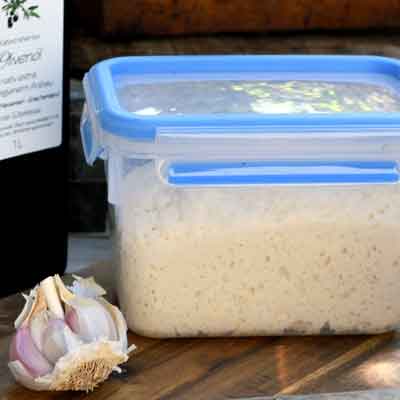 Den Hefeteig für das Naan aufgehen lassen