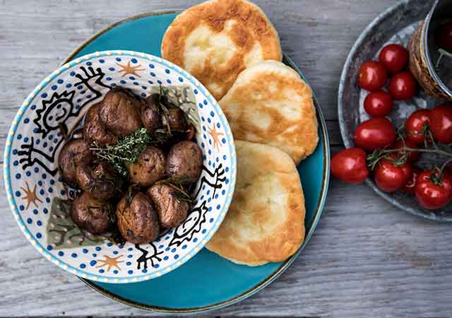 Angebratene Pilze mit Rotwein und Fladenbrot
