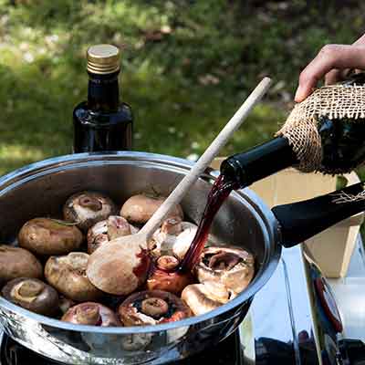 Mit Rotwein abl&ouml;schen.