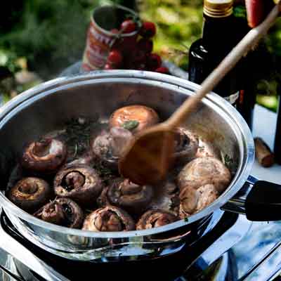 Die Pilze schmoren lassen.