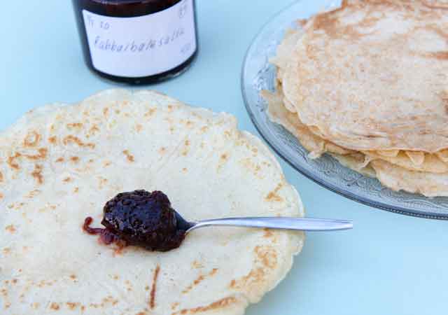 Pfannkuchen mit Rhabarbermarmelade bestreichen