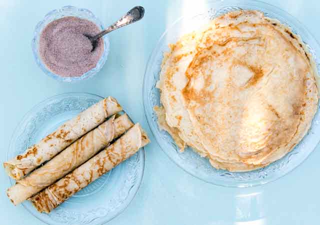 Gerollte Pfannkuchen pur genie&szlig;en