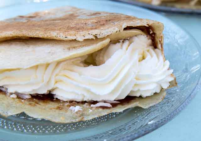 Mit Sahne f&uuml;llen und klappen