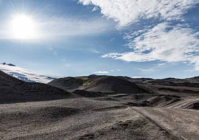 Mondlandschaft in luftiger Höhe unterhalb des Gipfels