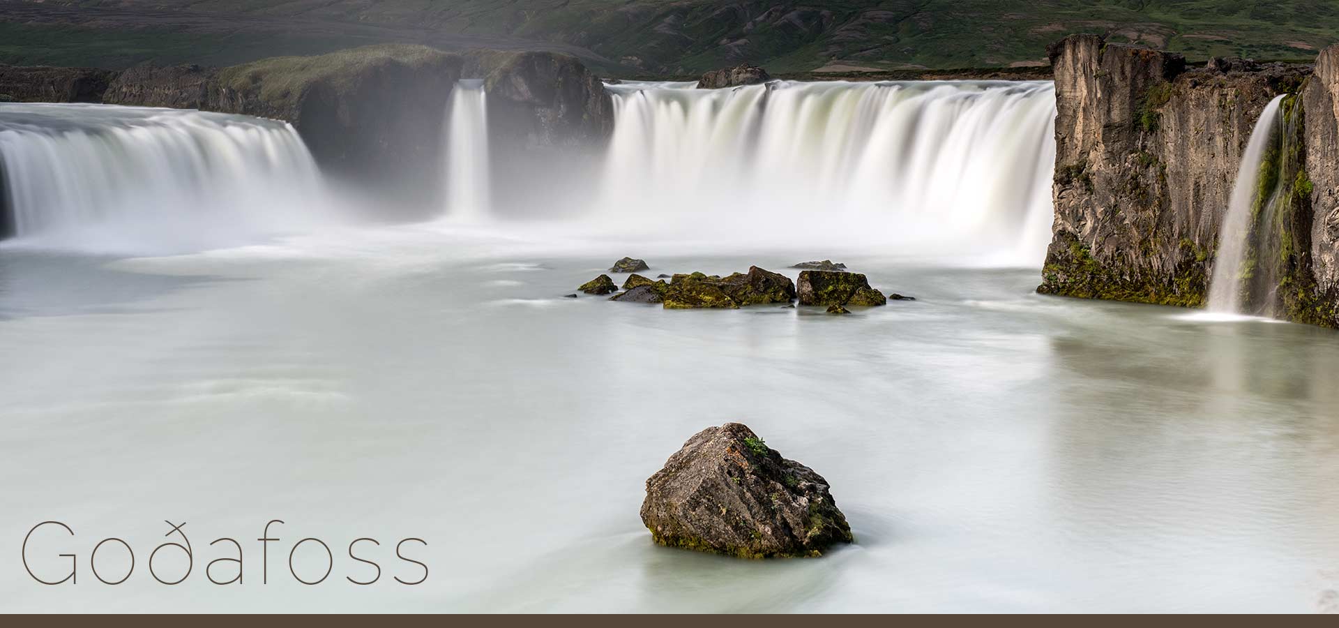 Leicht mit dem PKW erreichbar, liegt einer der bekanntesten Wasserfälle Islands nur 30 min. von Akureyri entfernt: Der Goðafoss. Tosend sucht sich das...