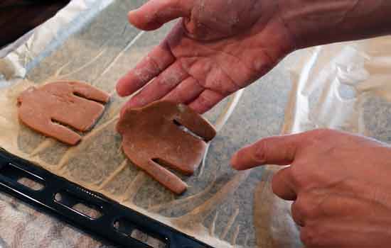 Kekse vorsichtig auf das Blech legen