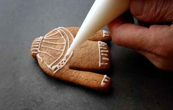 Kekse mit Puderzuckerpaste verzieren