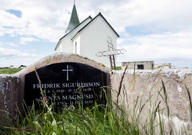 Das Grab und die Kirche in Tjörn